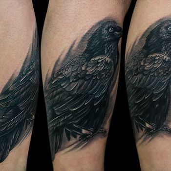 Татуировка мужская хоррор на предплечье ворон