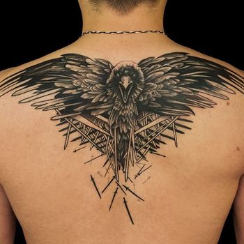 Татуировка мужская хоррор на спине ворон и мечи