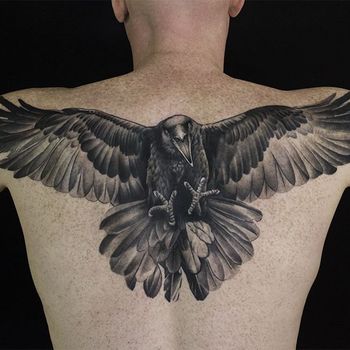 Татуировка мужская хоррор на спине нападающий ворон
