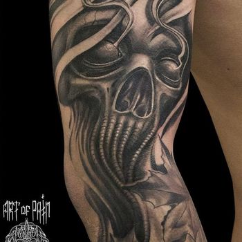Татуировка мужская хоррор на бицепсе череп и кленовый лист