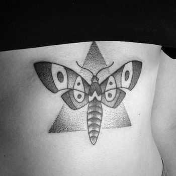 Татуировка женская дотворк на животе мотылек