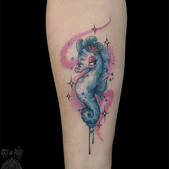 Татуировка женская нью-скул на предплечье морской конёк