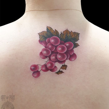 Татуировка женская реализм на спине виноград