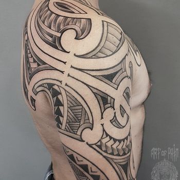 Татуировка мужская трайбл на плече узор