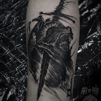 Татуировка мужская black&grey на предплечье нож и сердце