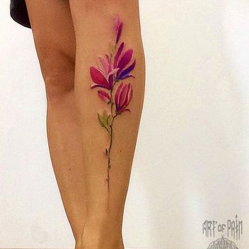 Татуировка женская реализм на ноге цветок