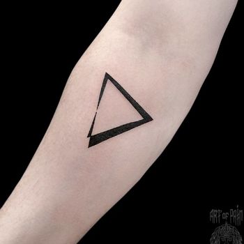 Татуировка женская графика на предплечье треугольники
