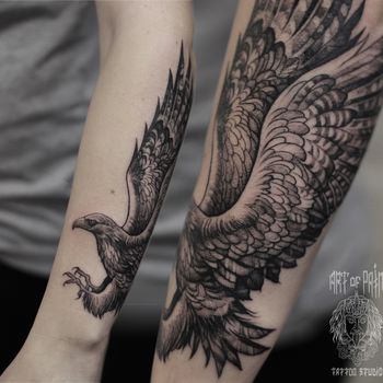 Татуировка женская графика на предплечье орел
