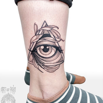 Татуировка женская графика на щиколотке масонский глаз