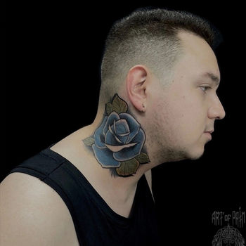 Татуировка мужская нью-скул на шее роза