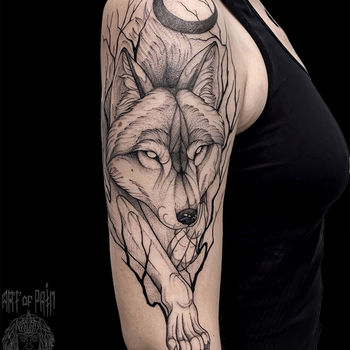Татуировка женская графика на плече волк