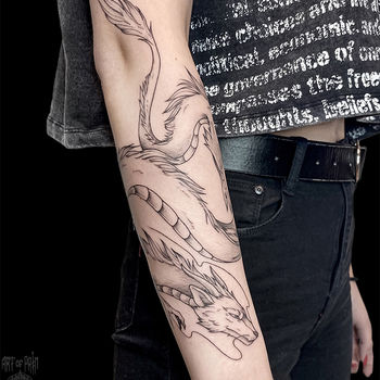 Татуировка женская графика на предплечье дракон