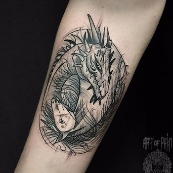 Татуировка женская графика на предплечье дракон и единорог