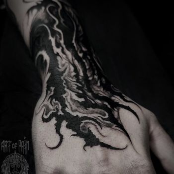 Татуировка мужская хоррор на кисти узор