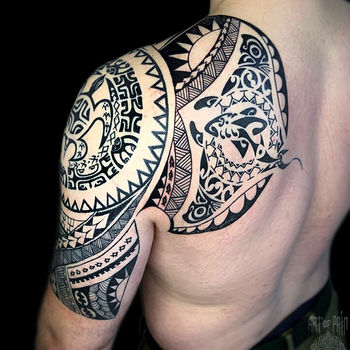 Татуировка мужская полинезия на плече и лопатке черепаха и скат
