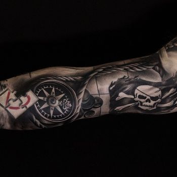 Татуировка мужская реализм на руке компас