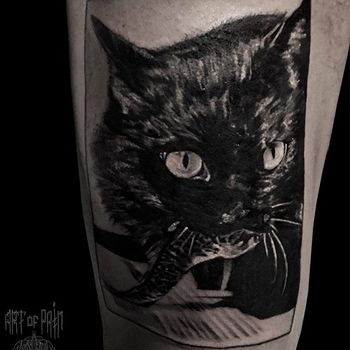 Татуировка мужская black&grey на бедре кот