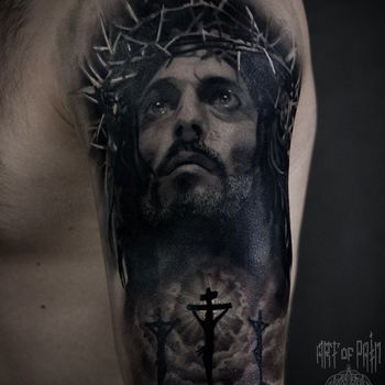 Татуировка мужская реализм на плече иисус
