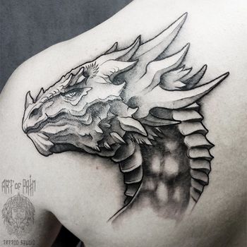 Татуировка мужская фентези на лопатке дракон