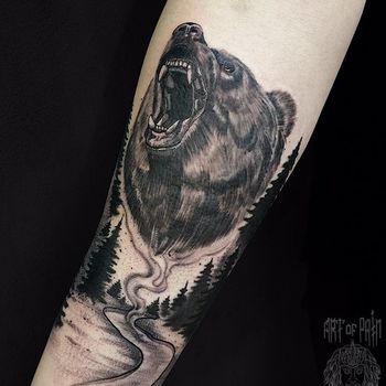 Татуировка женская графика на предплечье медведь и лес
