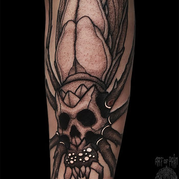 Татуировка мужская графика на предплечье насекомое с черепом
