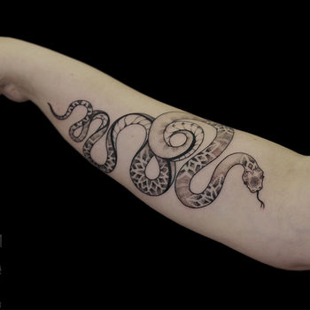 Татуировка женская графика на предплечье змея с узором