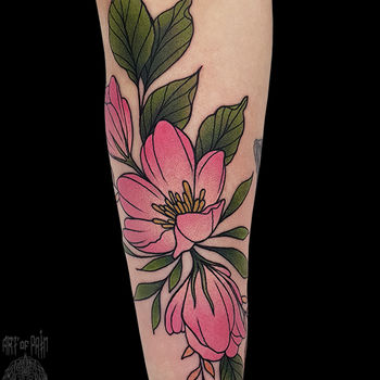 Татуировка женская нью скул на предплечье розовые цветы