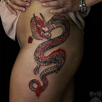 Татуировка женская графика на бедре дракон