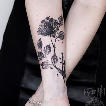 Татуировка женская графика на предплечье веточка с цветком