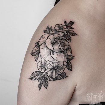 Татуировка женская графика на плече роза и хризантемы