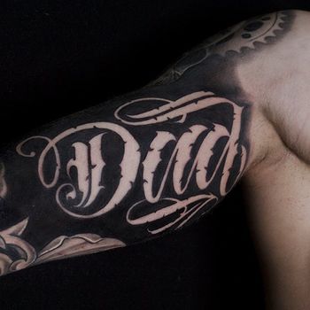 Татуировка мужская чикано на руке леттеринг