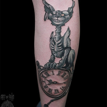 Татуировка мужская нью скул на голени кот и часы