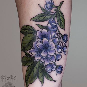 Татуировка женская нью-скул на предплечье цветы сирени