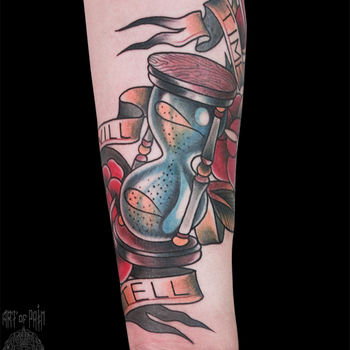 Татуировка мужская нью скул на предплечье часы и розы