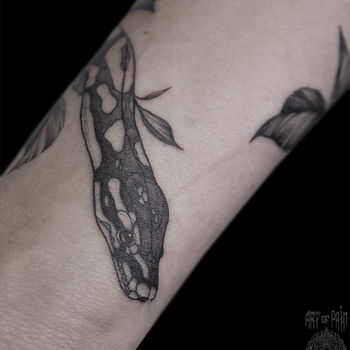 Татуировка женская графика на предплечье пятнистая змея