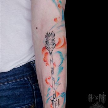 Татуировка мужская акварель на предплечье стрела