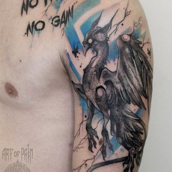 Татуировка мужская графика на плече грифон