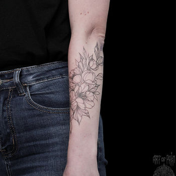 Татуировка женская графика на предплечье бутоны чайной розы