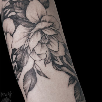 Татуировка женская графика на предплечье большой цветок