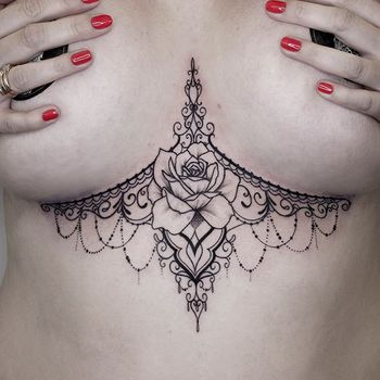 Татуировка женская графика под грудью узор