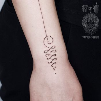 Татуировка женская графика на руке узор
