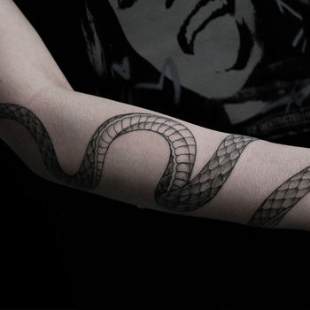 Татуировка женская графика на змея вокруг руки