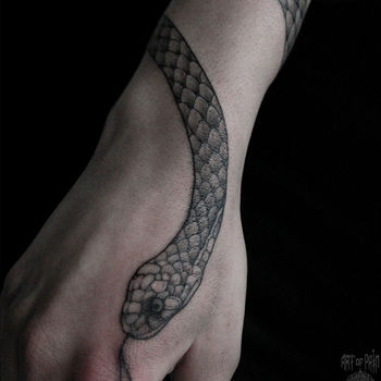 Татуировка женская графика на запястье и пальцах змея