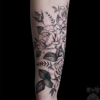 Татуировка женская графика на предплечье цветы и розы