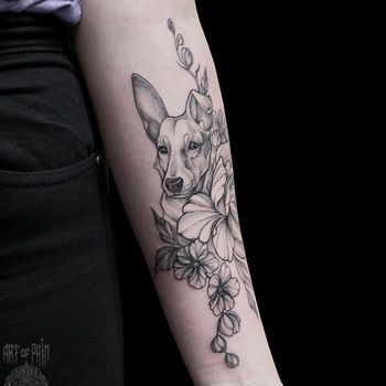 Татуировка женская графика на предплечье собака в цветах