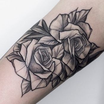 Татуировка женская графика на руке розы 