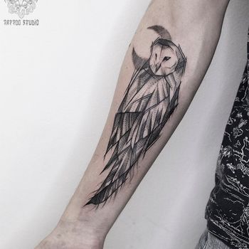 Татуировка женская графика на предплечье сова скетч