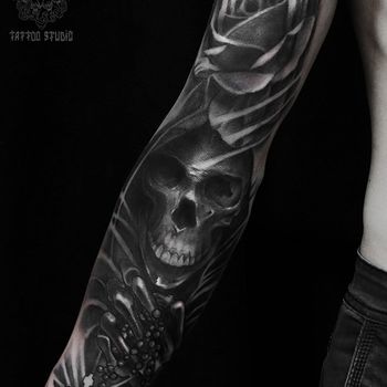 Татуировка мужская black&grey на руке смерть, крест, роза