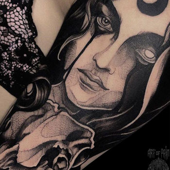 Татуировка женская нью скул на плече девушка и череп