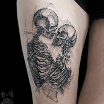 Татуировка женская графика на бедре скелеты